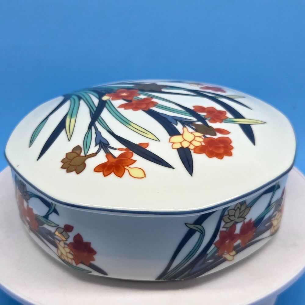 Tiffany And Company "FREESIA" Octagonal Porcelain 6 1/2"D X 2"T Trinket Box EC